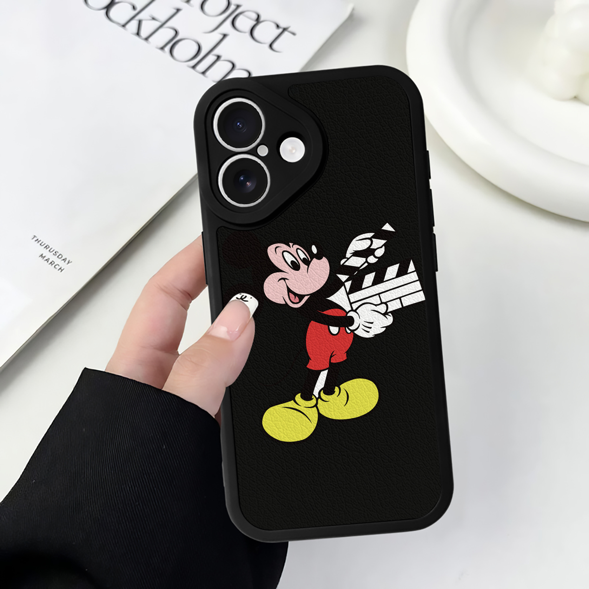 （画像用） ミッキーマウス Mickey Mouse 【iPhone 16シリーズ対応】シリコンスマホケース（レザー調） 材質：シリコン